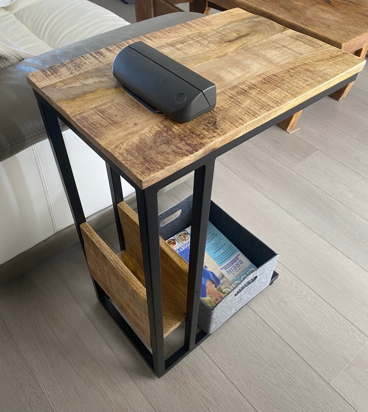 Customer photo review of Bijzettafel Britt voor over de bank | Mangohout en Staal | 45x29x69cm
