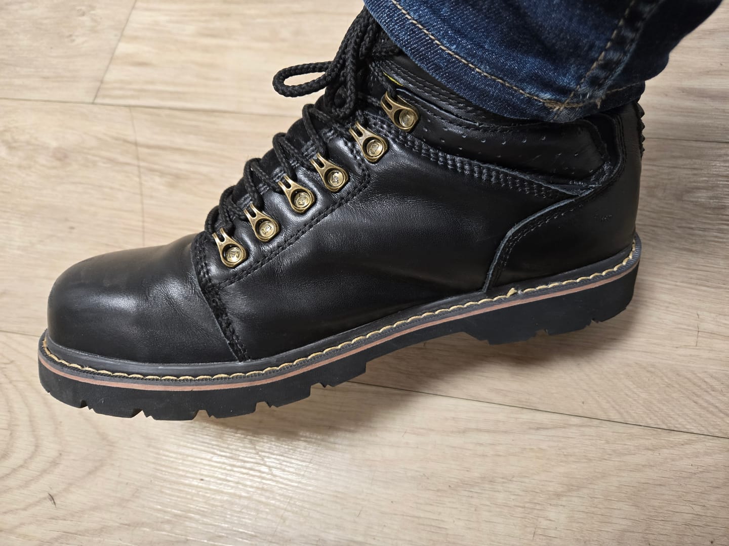 Customer photo review of Bottes de Sécurité en Cuir Confortables et Anti-Écrasement - Unisexe