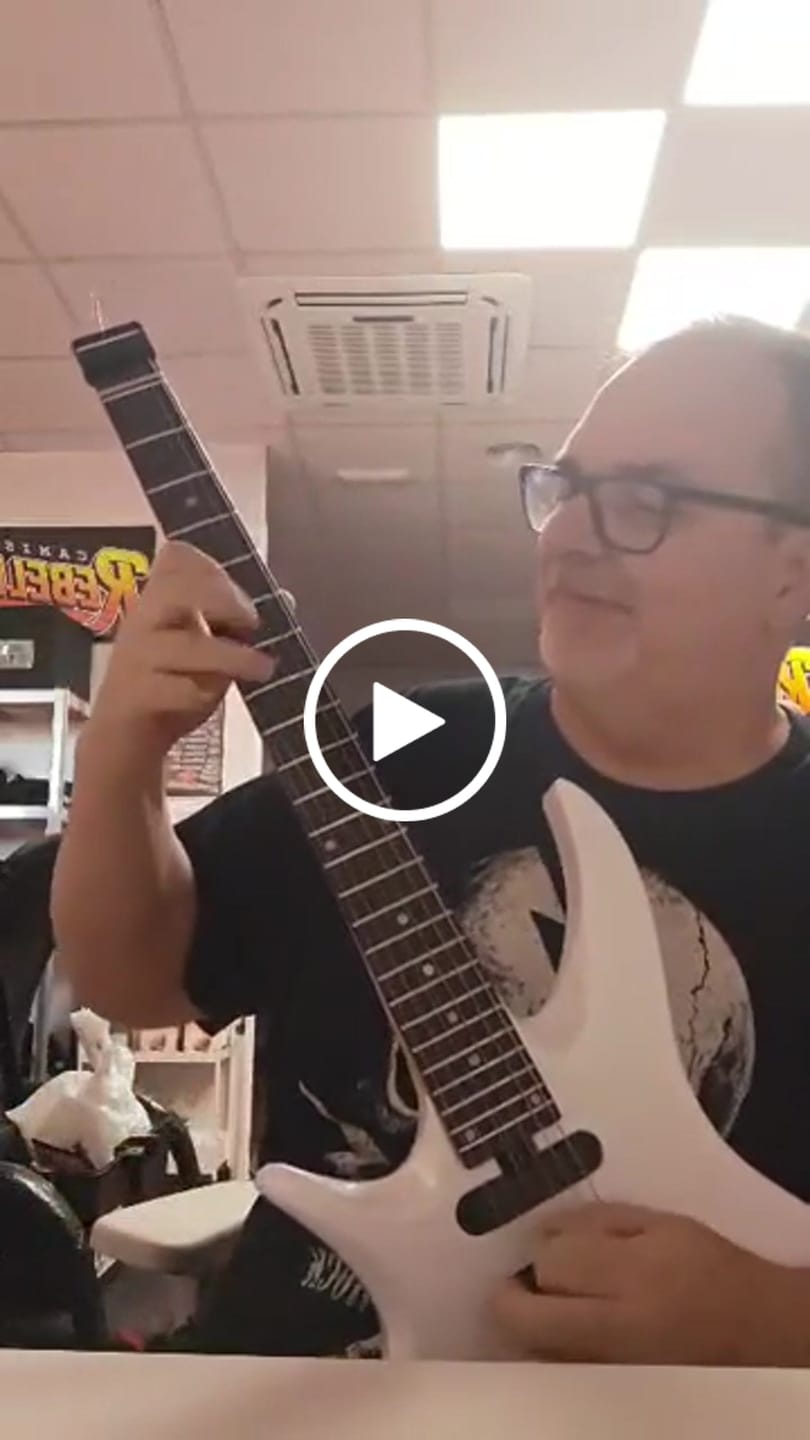 Customer video review of Donner HLX-500 Guitarra eléctrica sin pala【Modelo original NHL-500】