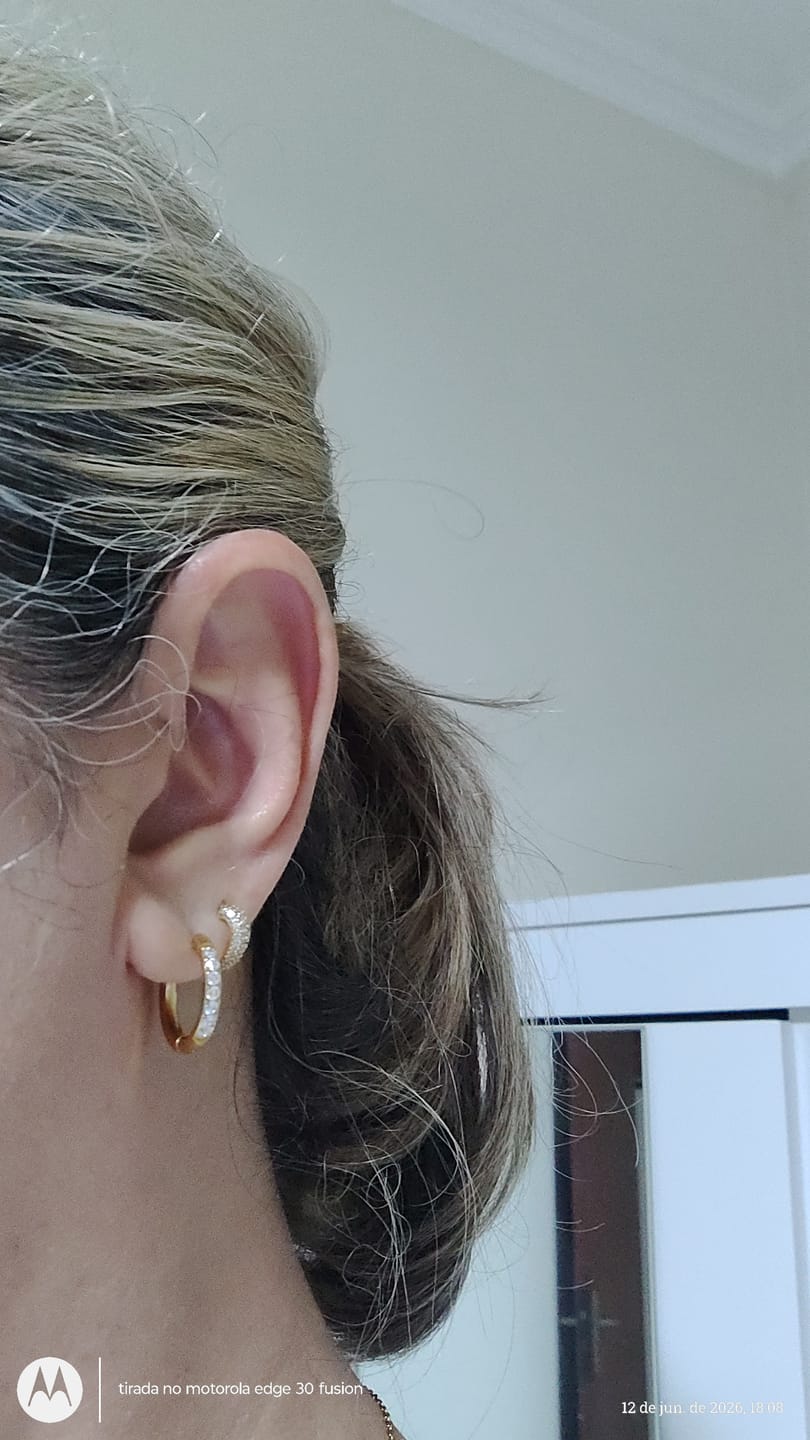 Customer photo review of Brinco de Argola Arielle Banhado em Ouro 18K