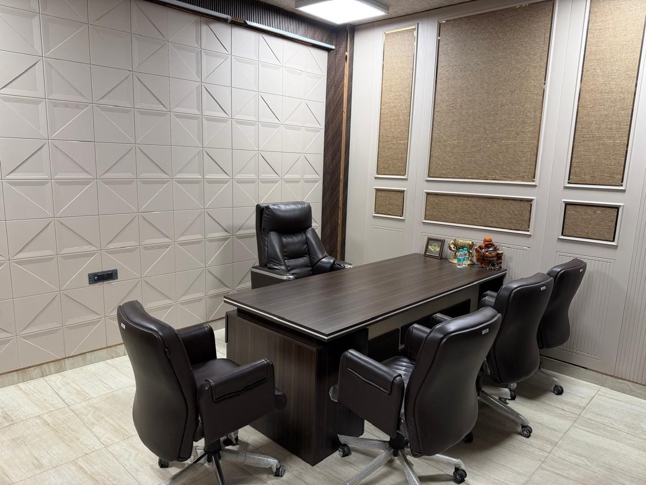 Customer photo review of Ettorez Flair  Ultra Premium Leatherette Office Chair