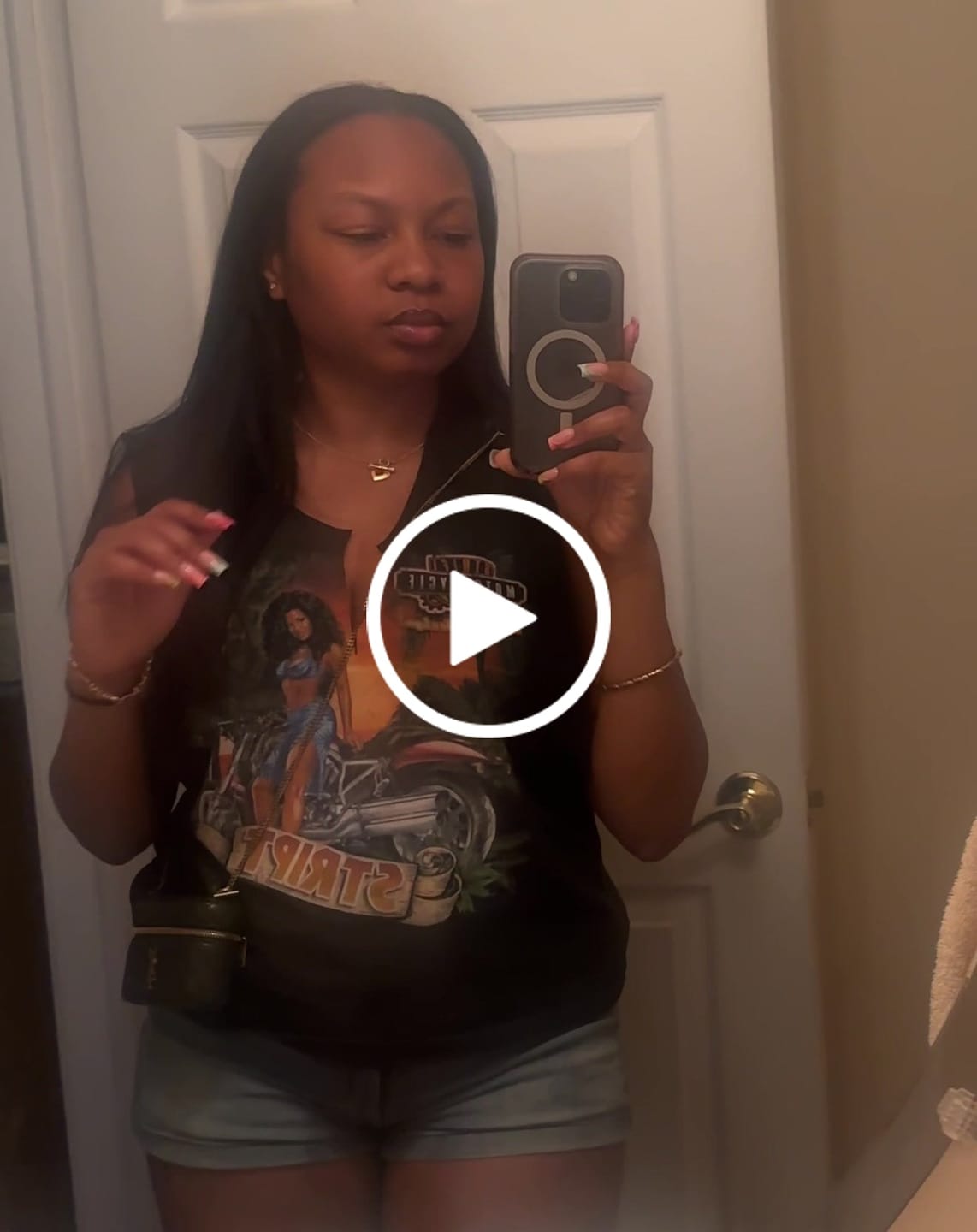 Customer video review of HONOLULU HOTTIE VINTAGE TEE