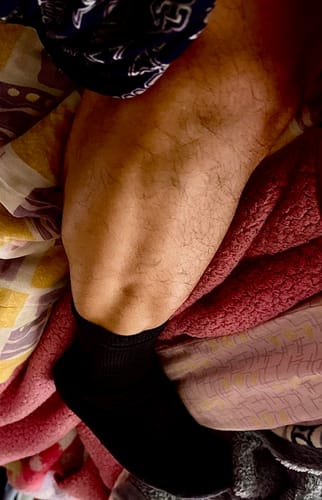 Primer plano de la pantorrilla de un cliente mostrando el volumen muscular, resultado del ciclo oral.