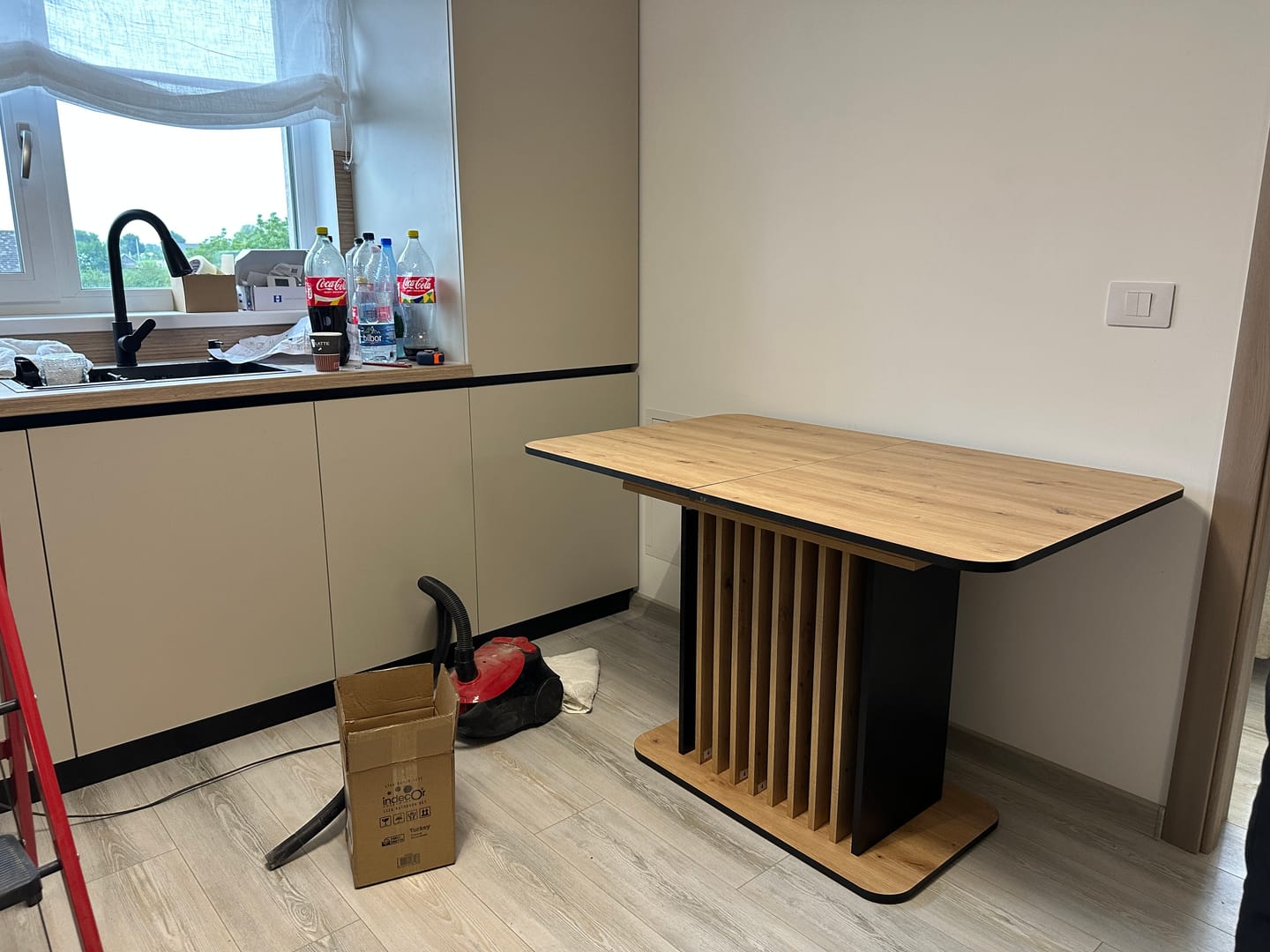 Customer photo review of Masa extensibila WILSON, stejar artisan/negru, PAL laminat, 120/158x77x77 cm