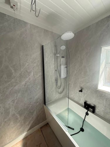 Customer photo review of Selsley 1500 Curved Freestanding Super Deep Shower Bath with Black Curved Screen
