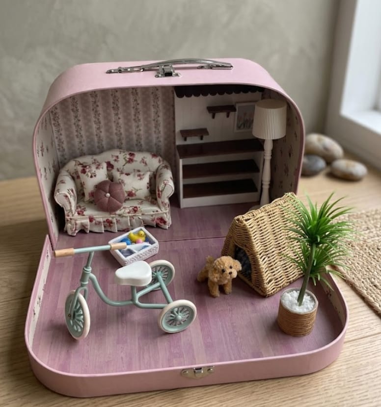 Customer photo review of Portable Dollhouse Carry Case Choose from Pink & Blue with Leather or Metal Handles - 1:12 Scale Suitcase (3 Styles)