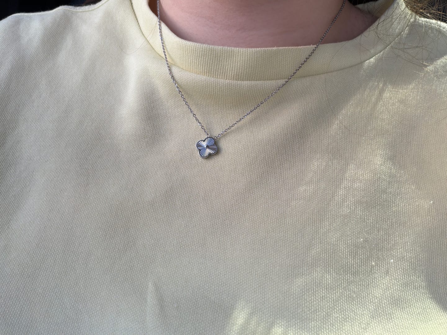Customer photo review of Shine Clover Kette | 18K vergoldet
