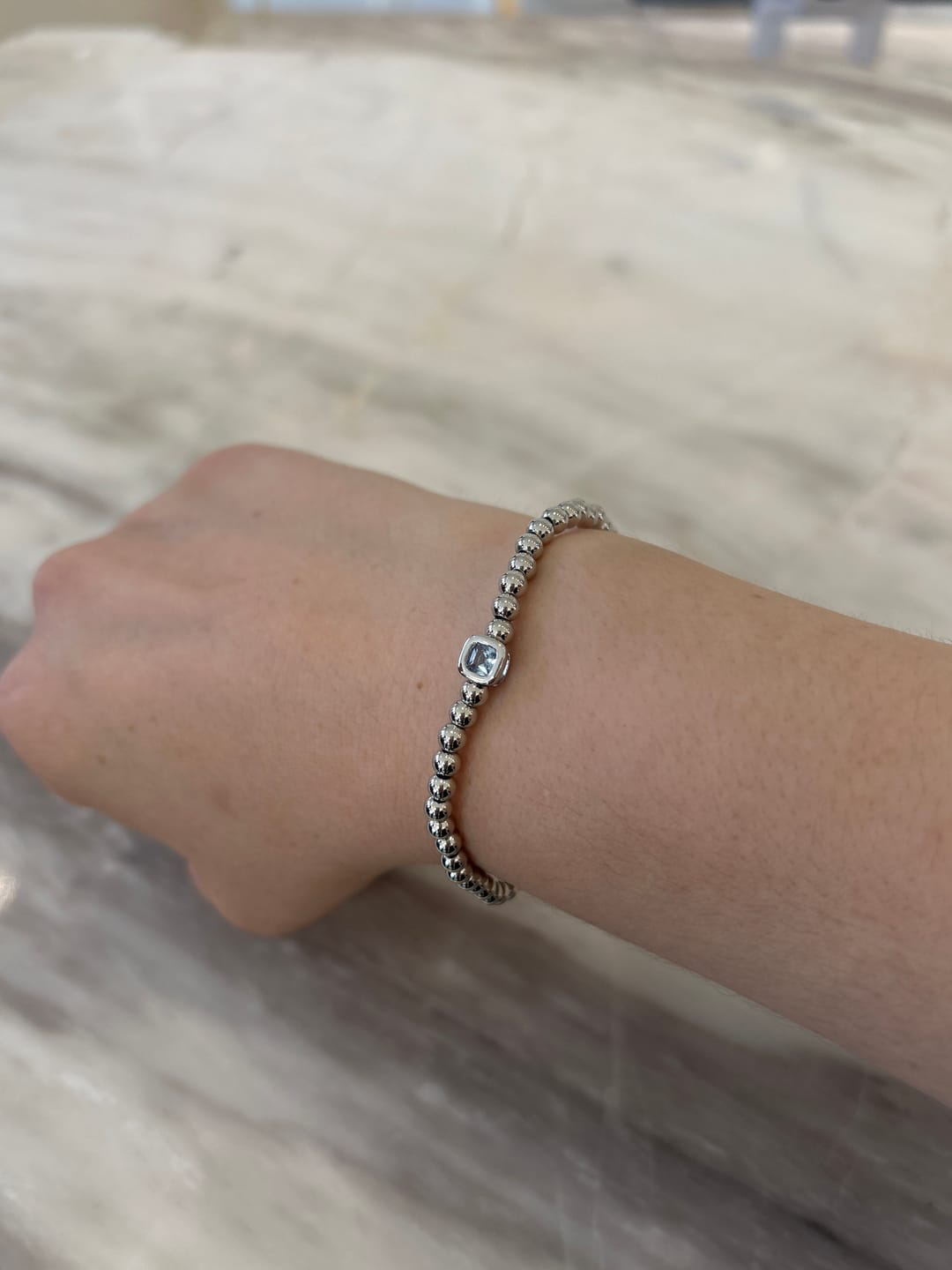 Customer photo review of Pulsera Plateada Bolitas Birthstone Cuadrado
