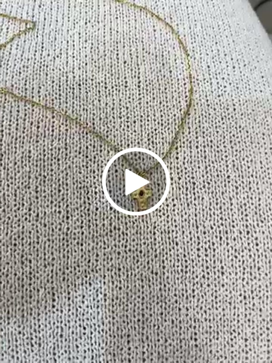 Customer video review of Collar Cruz Diamantada