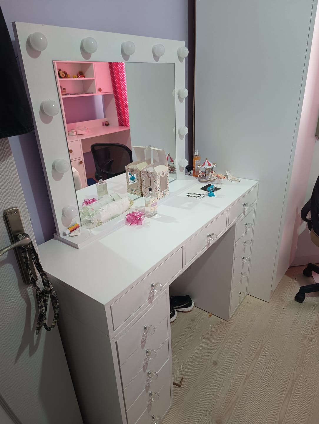 Customer photo review of Rani BJ119 Hollywood Işıklı Aynalı Kulis Makyaj Masası 13 Çekmeceli Takı Düzenleyici Beyaz