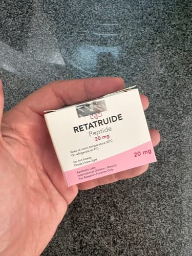 Cliente sosteniendo la pequeña caja blanca y rosa de Aesthetic RX20 en su mano.
