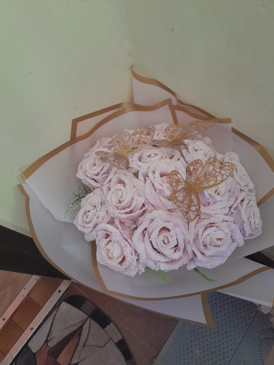 Customer photo review of Arany Dekor Pillangó – Az utolsó simítás a tökéletes örökrózsa csokorhoz