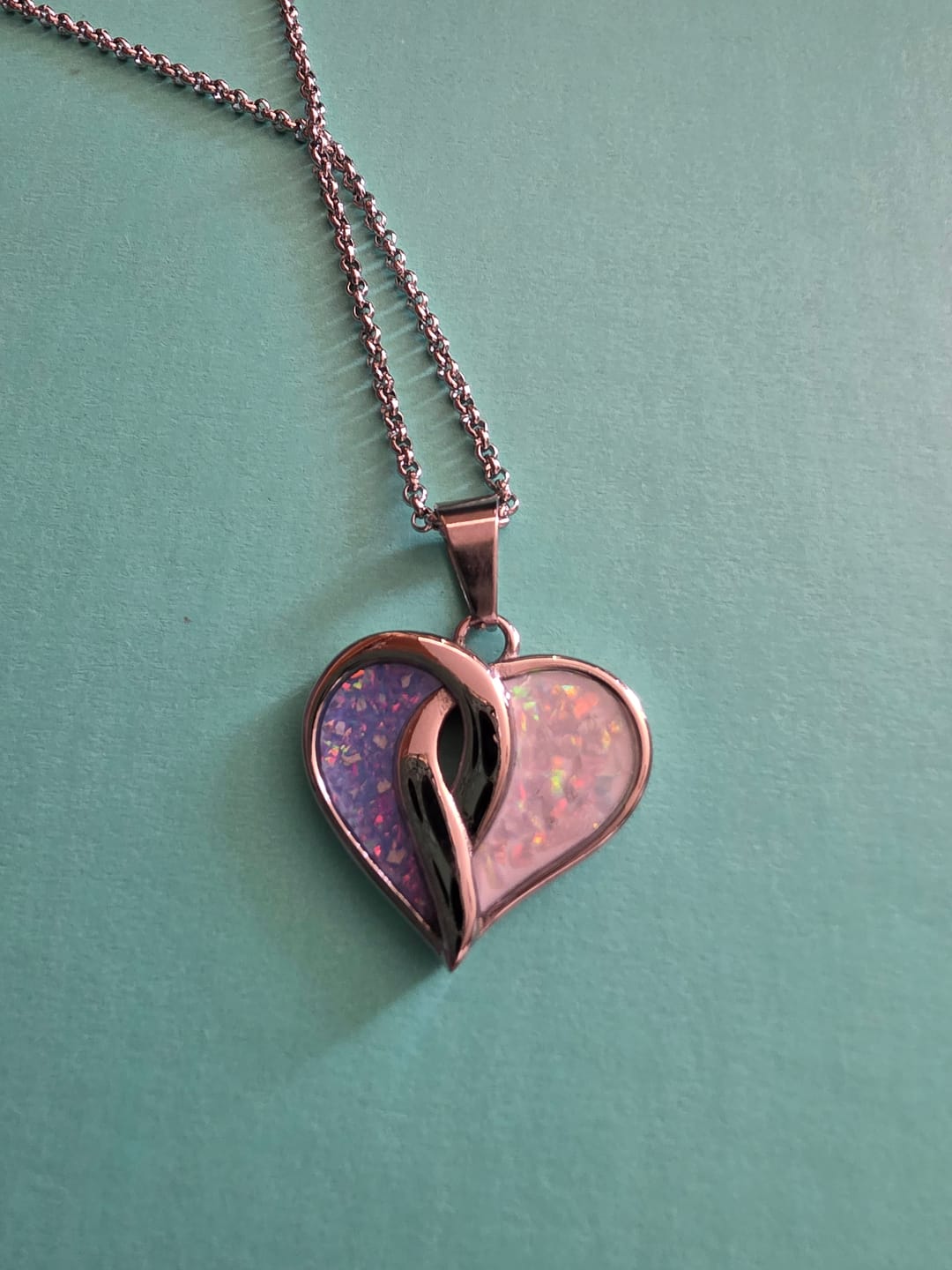 Customer photo review of Crossover Heart Stainless Steel Pendant, suitable for 2 sets of ashes.
