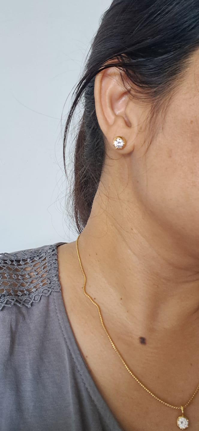 Customer photo review of Classic Gold Solitaire Diamond Studds