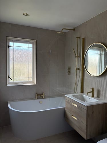 Customer photo review of Selsley 1500 Curved Freestanding Super Deep Shower Bath with Brushed Brass Screen