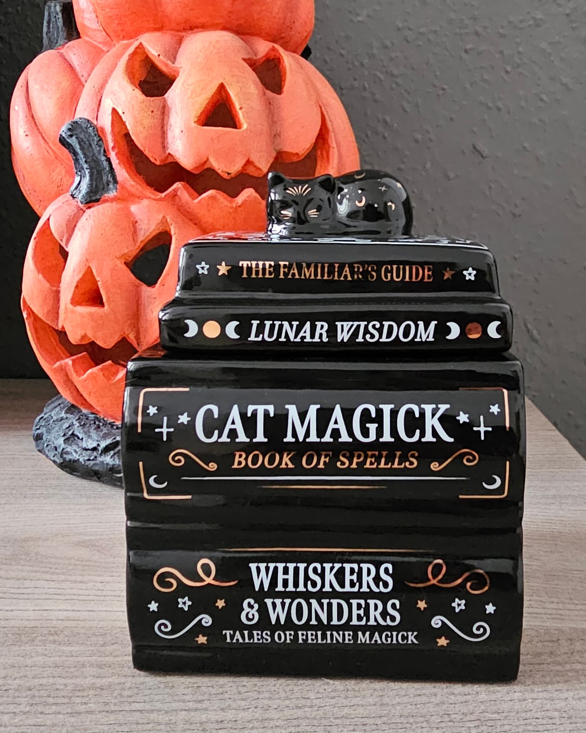 Customer photo review of Schwarze Katze Duftlampe Bücherstapel – Witchy Öl & Wax Wärmer