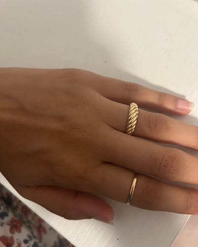 Customer photo review of 10k Artiste Ring