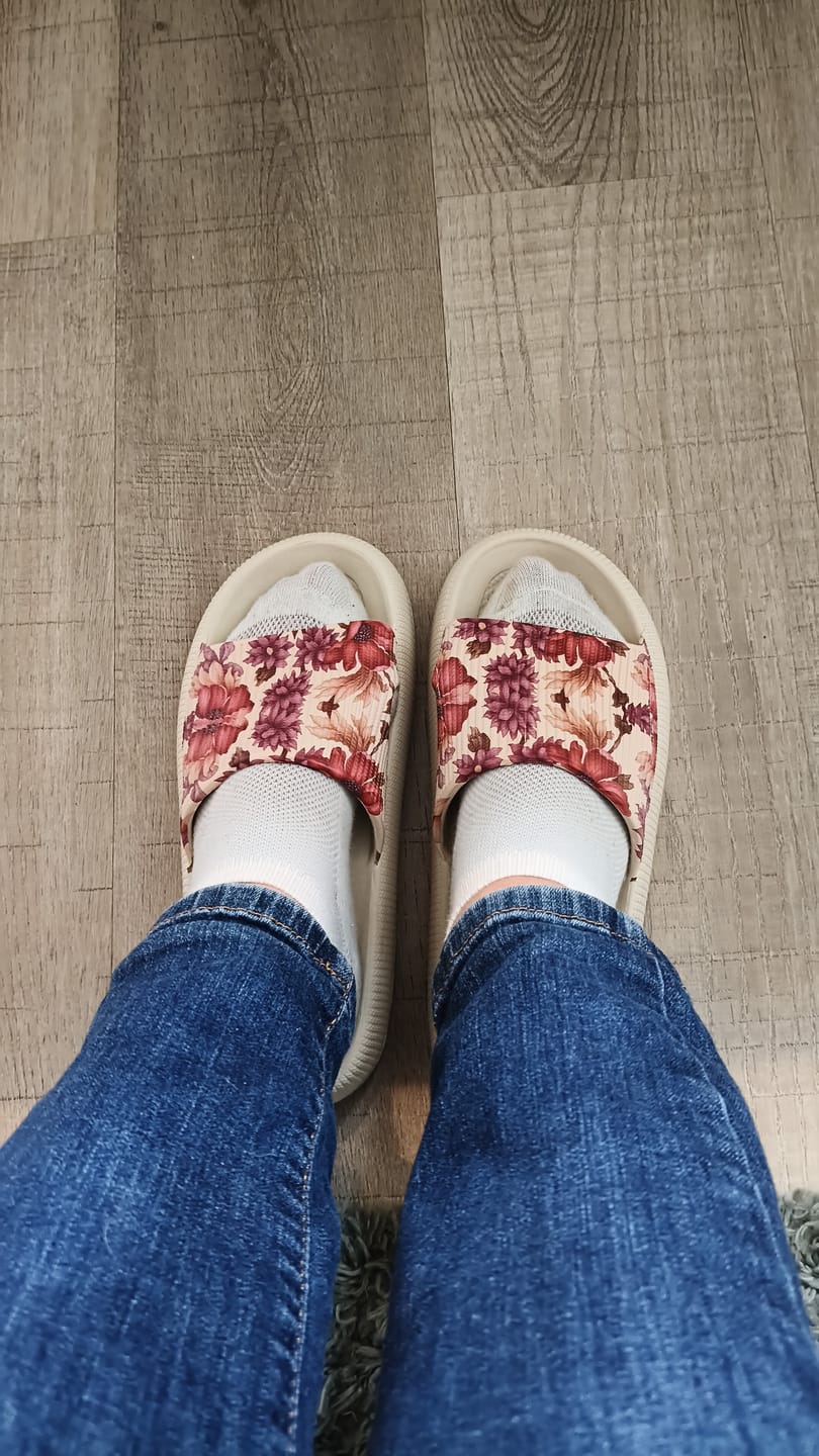 Customer photo review of HappyFlops Botanics