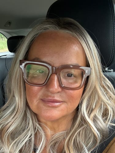 Customer photo review of [PRE-ORDER] JBEXTENSION 18 Inches Silver Sand Blonde Pre-Cut 13X6 Free Part Snowflake Lace Frontlace Glueless Wig TERESA PRO - SILVER SAND BLONDE【BENDY EAR TABS】