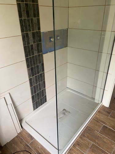 Customer photo review of SONNI Begehbare Dusche Duschabtrennung Duschwand 10mm Schwarz Duschabtrennung Duschkabine Nano ESG 80-140cm