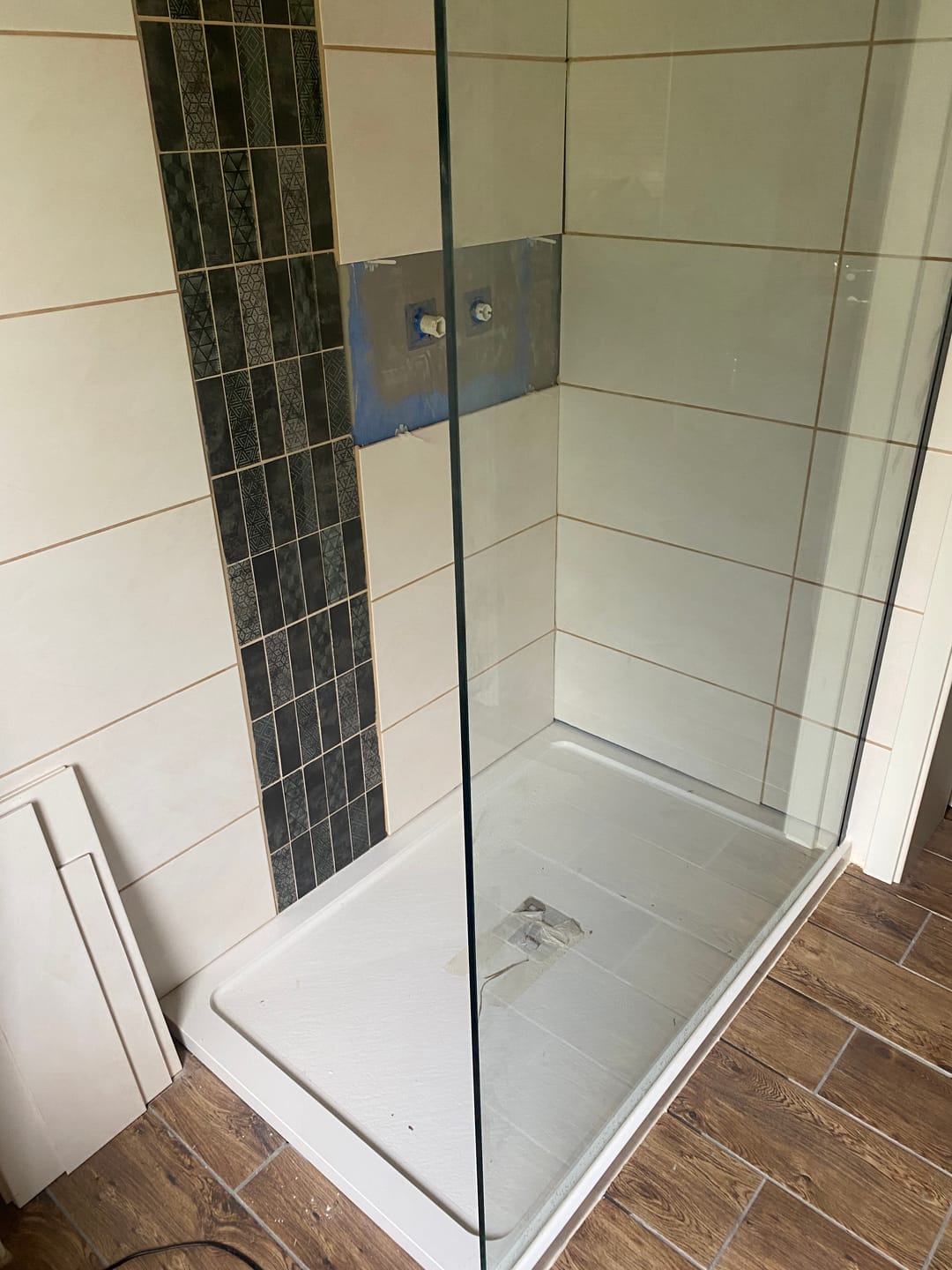Customer photo review of SONNI Begehbare Dusche Duschabtrennung Duschwand 10mm Schwarz Duschabtrennung Duschkabine Nano ESG 80-140cm
