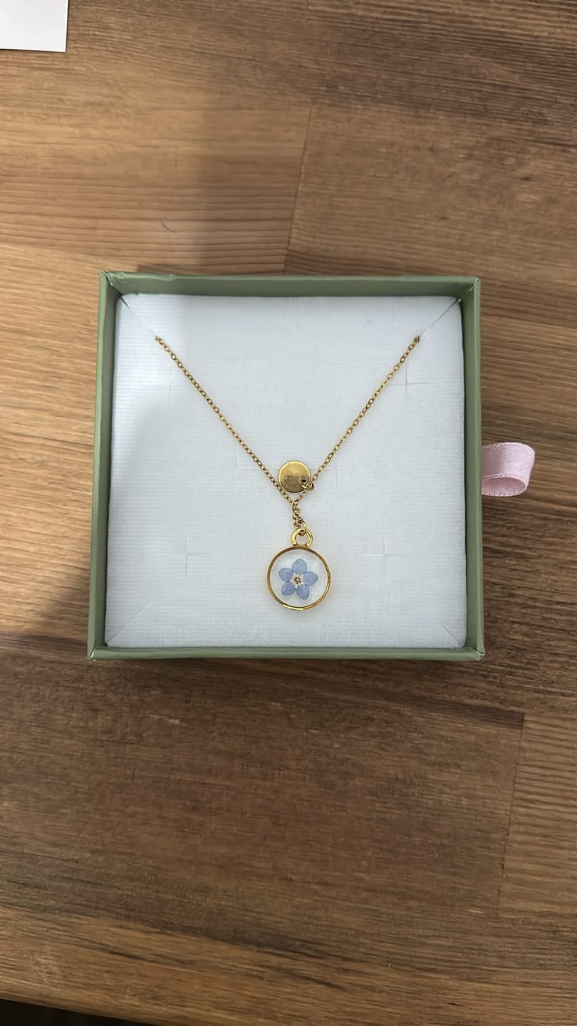 Customer photo review of Doğum Ayı Çiçeği Kolye