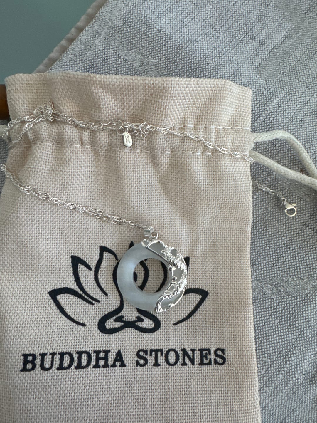Customer photo review of Collier porte-bonheur Koi en jade blanc naturel Buddha Stones