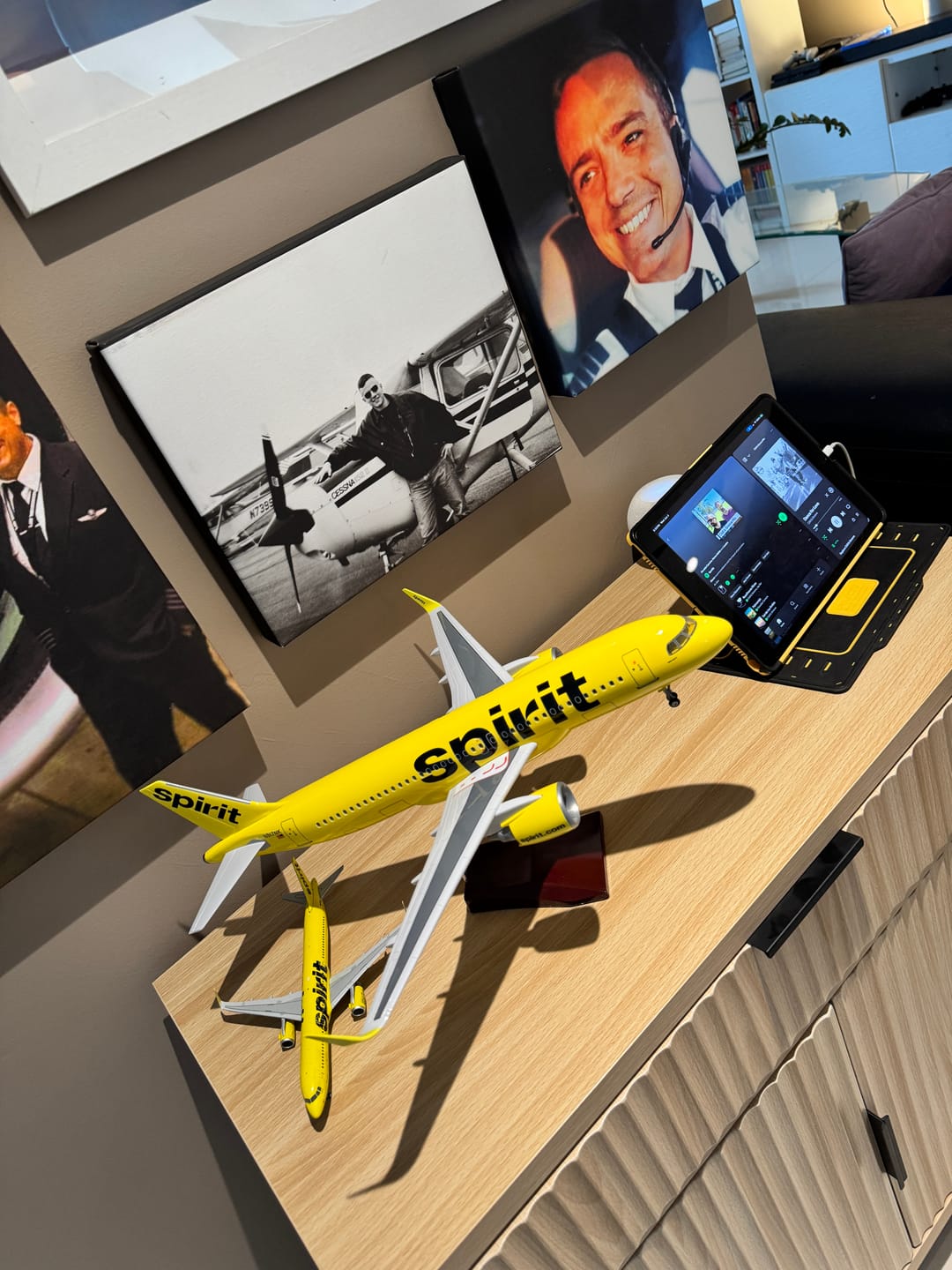 Customer photo review of Spirit Airlines Airbus A320 "Yellow Taxi" 1:80 – 47 cm / 18.5 in – Limited Collector's Edition