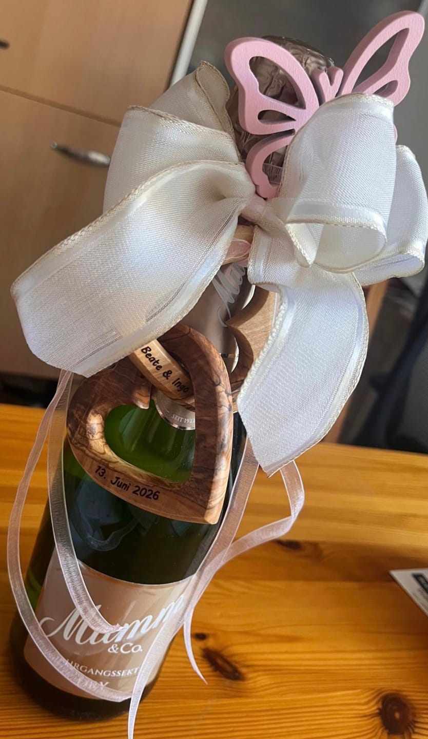 Customer photo review of Personalisierte verbundene Herzen aus Olivenholz 7,5 cm mit Gravur | Geschenk zur Hochzeit, Valentinstag, Jubiläum