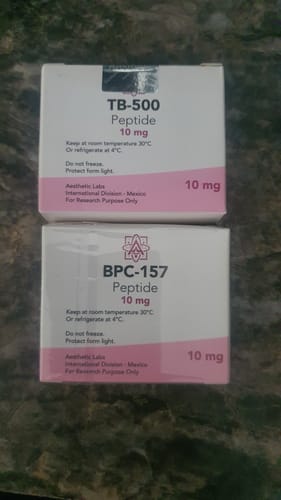 Cliente muestra las cajas de los péptidos TB-500 y BPC-157 que forman parte del protocolo de reparación.