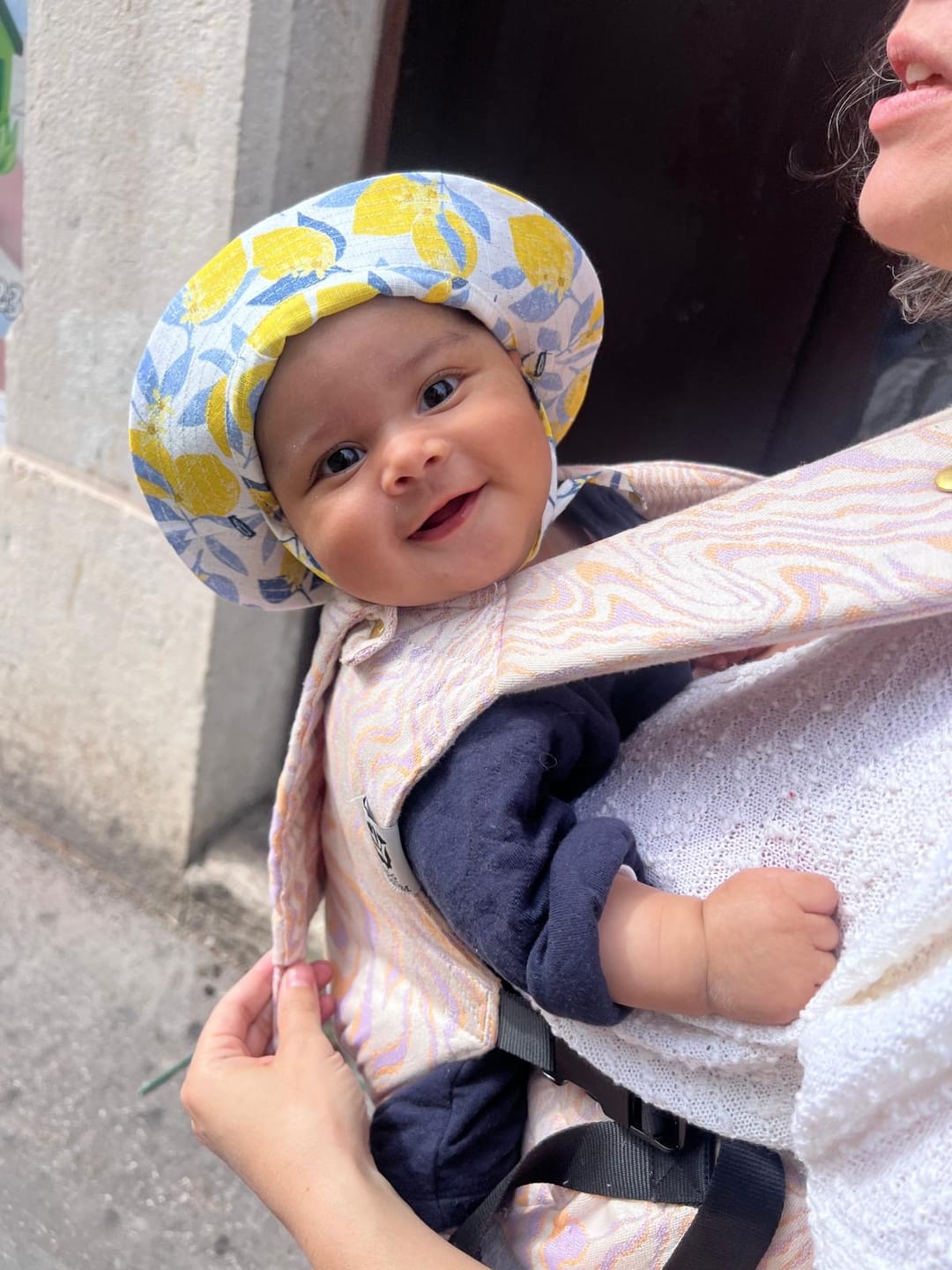 Customer photo review of Porte-bébé Exquis Taupe