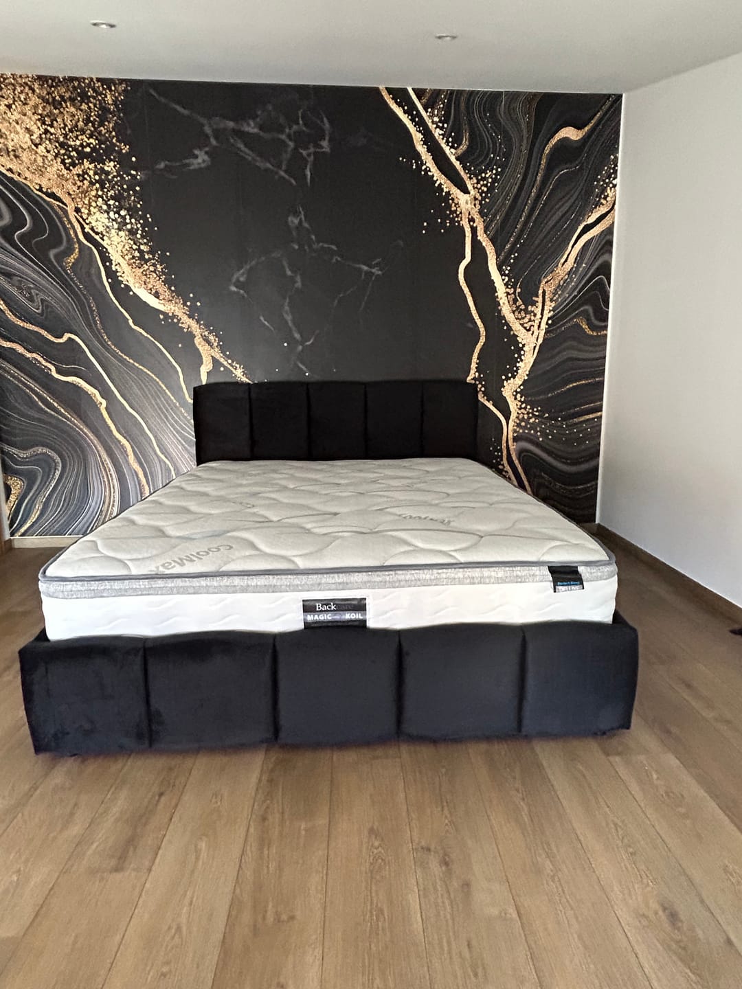 Customer photo review of Lit coffre MONCEAU – Tête de lit capitonnée design en velours ou bouclette – Coffre de rangement intégré