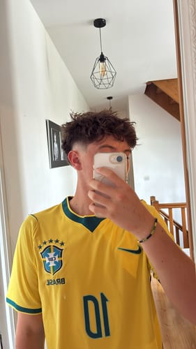Client portant le Maillot 2026 Brésil Domicile jaune avec le numéro 10.