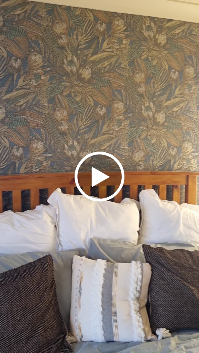 Customer video review of Susara  - Protea Floral Metallic Wallpaper - Navy- Discontinuing