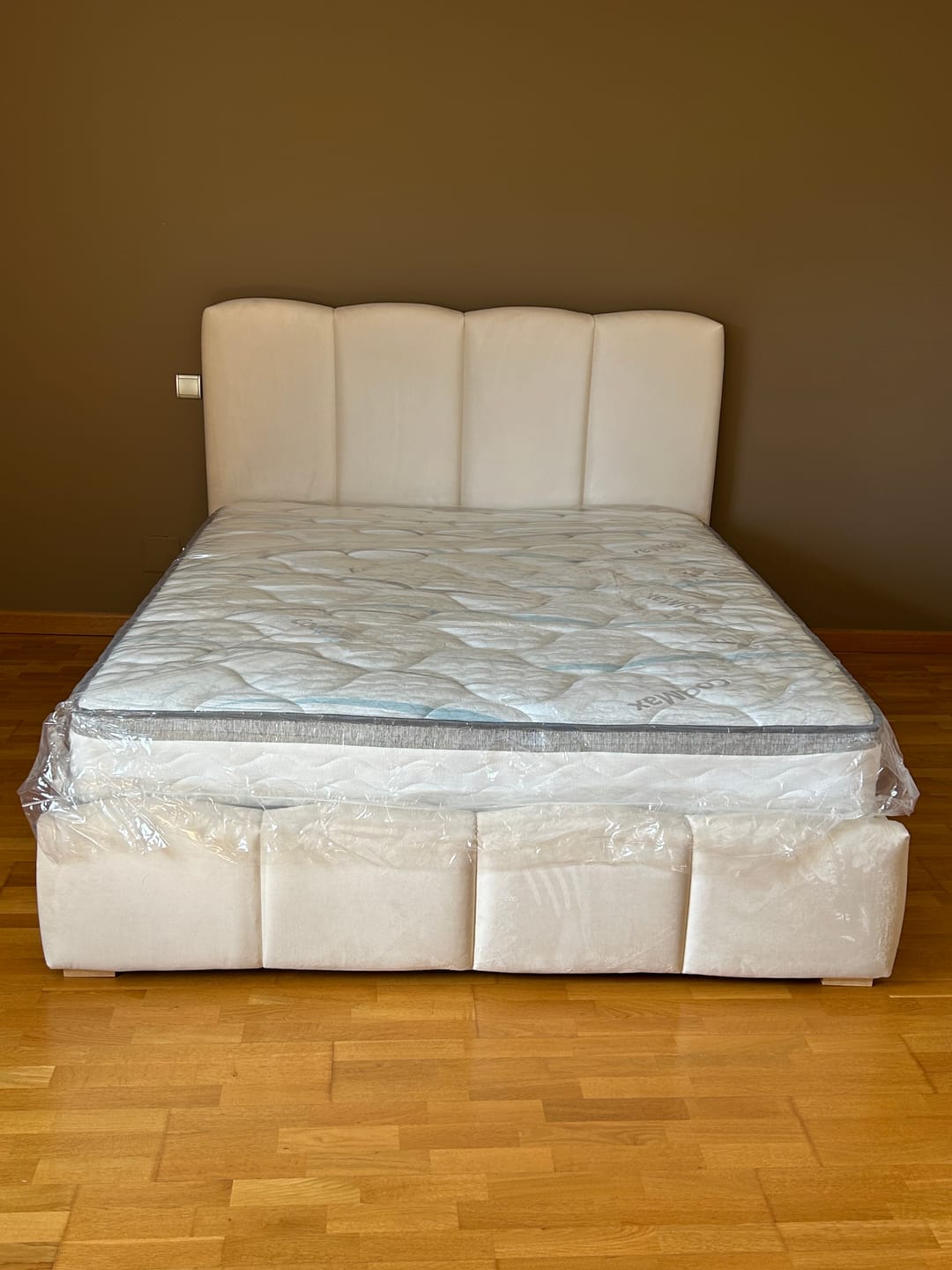 Customer photo review of Lit coffre BUBBLE en velours – Lit double design avec rangement intégré et tête de lit épaisse rembourrée – Beige, Gris, Noir