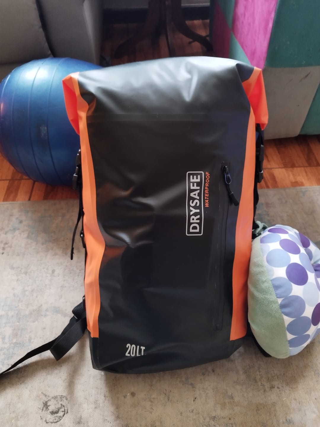 Customer photo review of Mochila Outdoor Futaleufú 20 Lts 100% Impermeable DRYSAFE negro/naranja