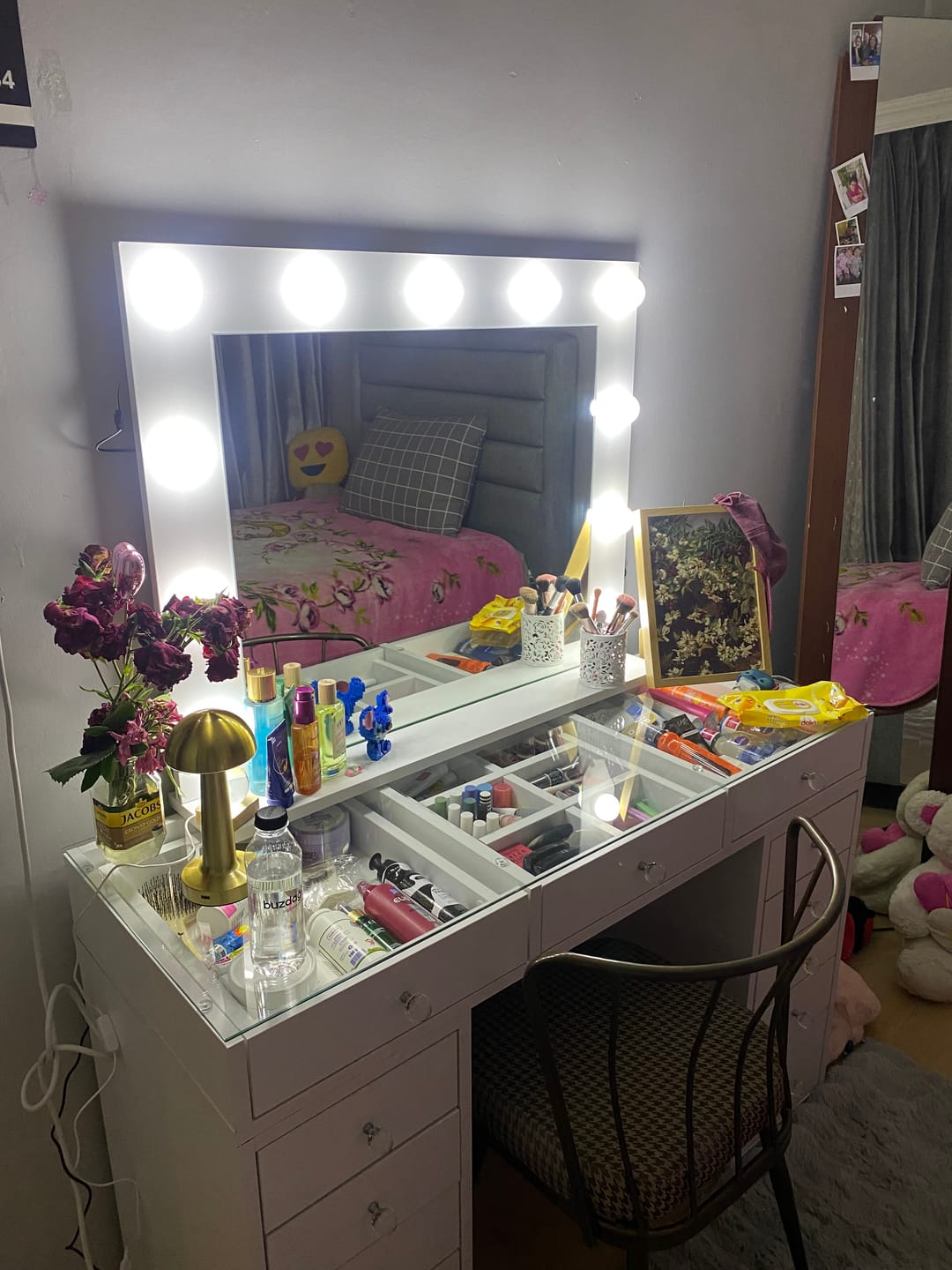Customer photo review of Rani BJ118 Hollywood Işıklı Aynalı Kulis Makyaj Masası Cam Tablalı 13 Çekmeceli Takı Düzenleyici Beyaz