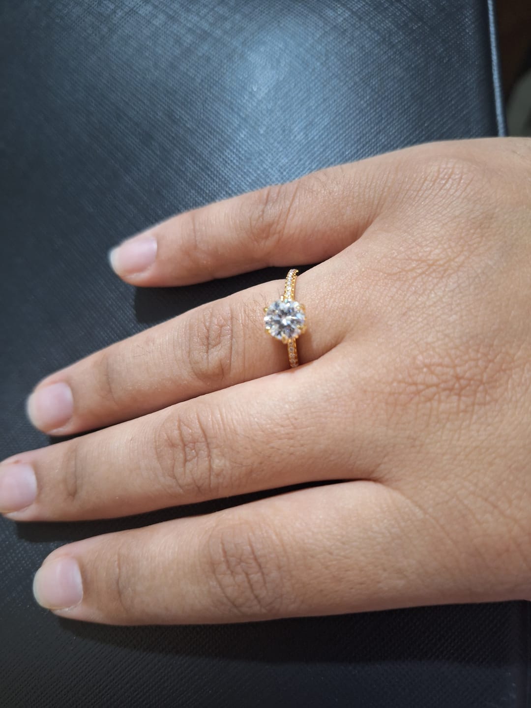 Customer photo review of Anel Solitário Noivado Cravejado com Moissanite 1ct