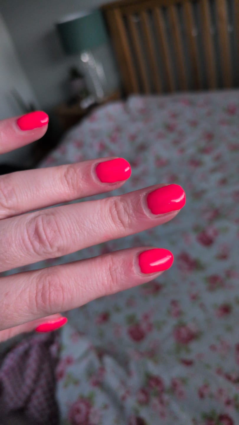 Customer photo review of Semilac 570 Neon Watermelon UV Gel Polish