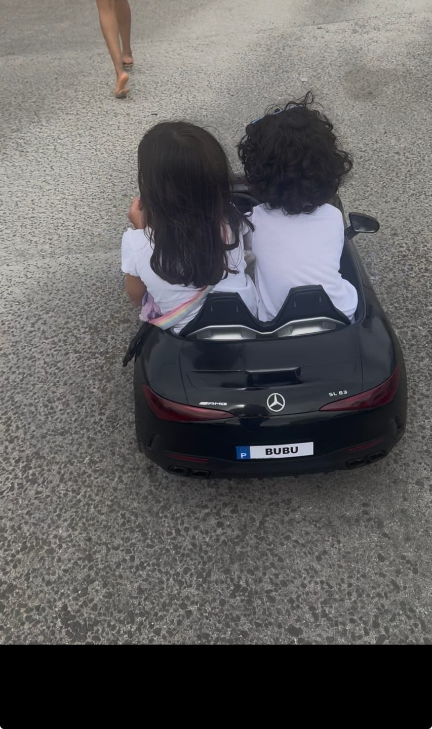 Customer photo review of Carro Elétrico para Criança MERCEDES SL63 Preto 4x4 2 LUGARES 24v c/ RODAS DE BORRACHA & ASSENTO EM PELE