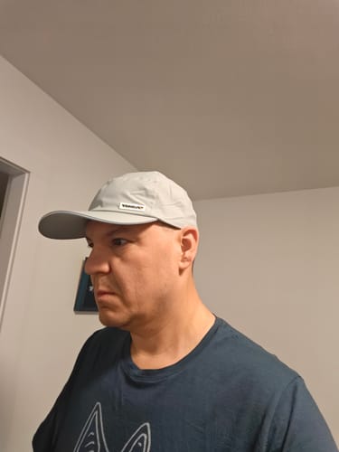 Reviewer wearing the light gray Big Running Hat, showing its good fit.