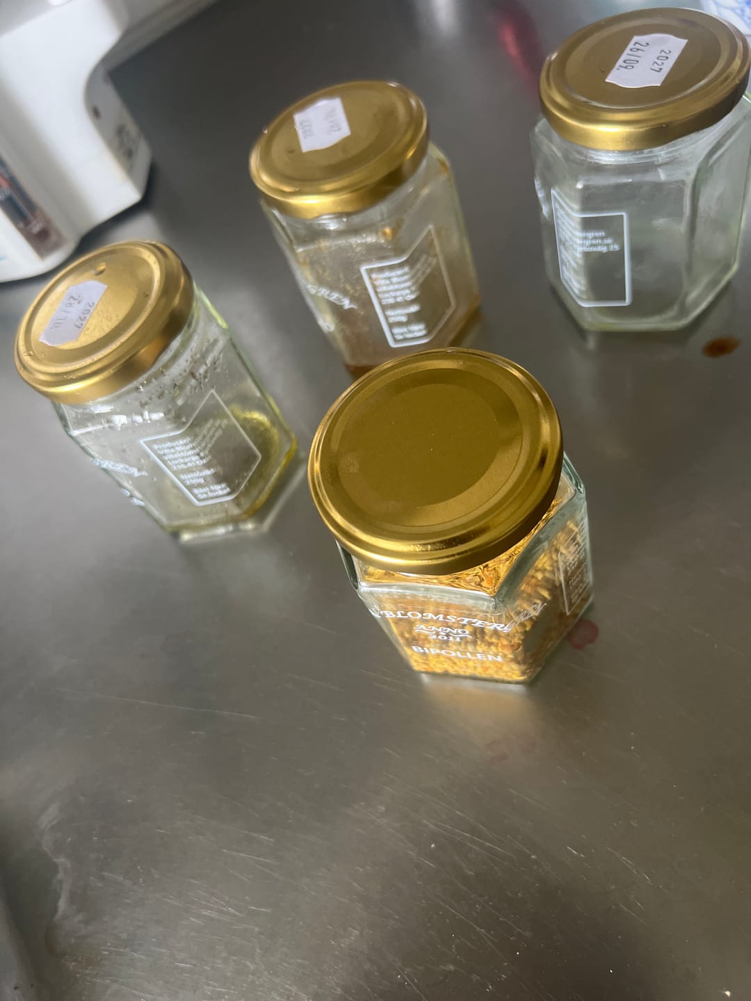 Customer photo review of Höstens honungspaket – 5 burkar honung + honungspinne (säsongsprodukt)