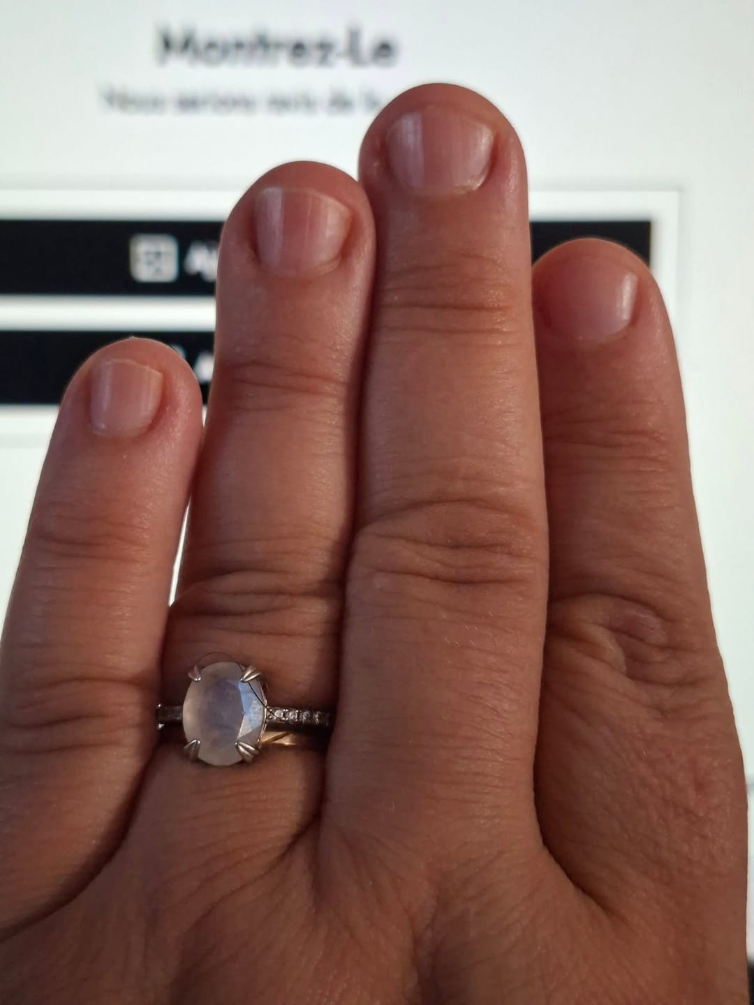 Customer photo review of Bague Ajustable "Kirana" en Pierre de Lune & Argent
