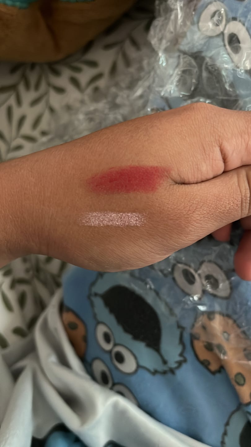 Customer photo review of SOMBRAS CREMOSAS EN BARRA