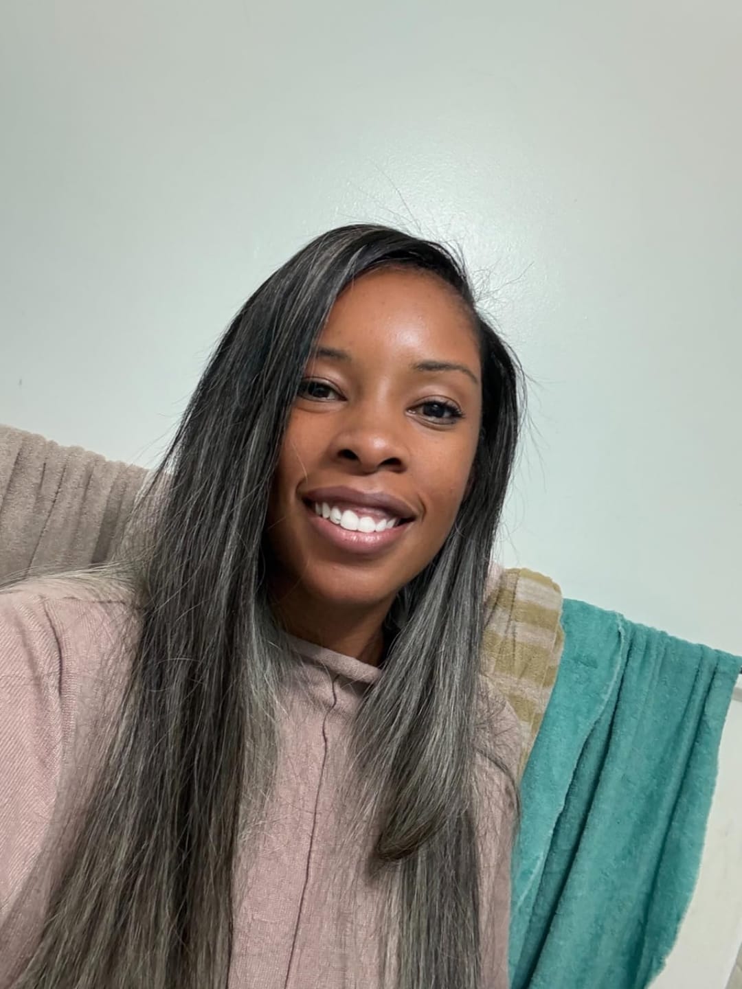 Customer photo review of Luvwin 5x5 Closure Kinky Straight Salt & Pepper Free Parting Glueless Wig