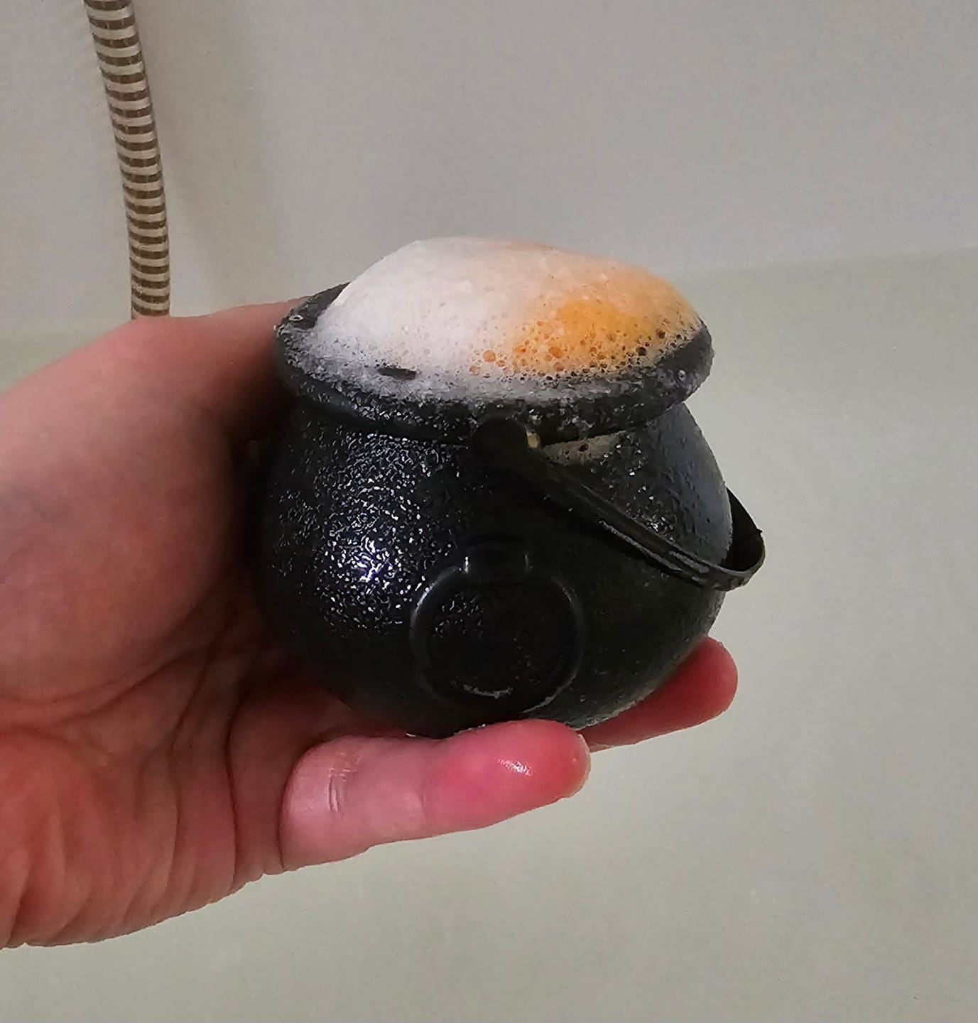 Customer photo review of Hexenkessel Badebombe – Orangenduft Badefizzer für spooky Selfcare-Momente