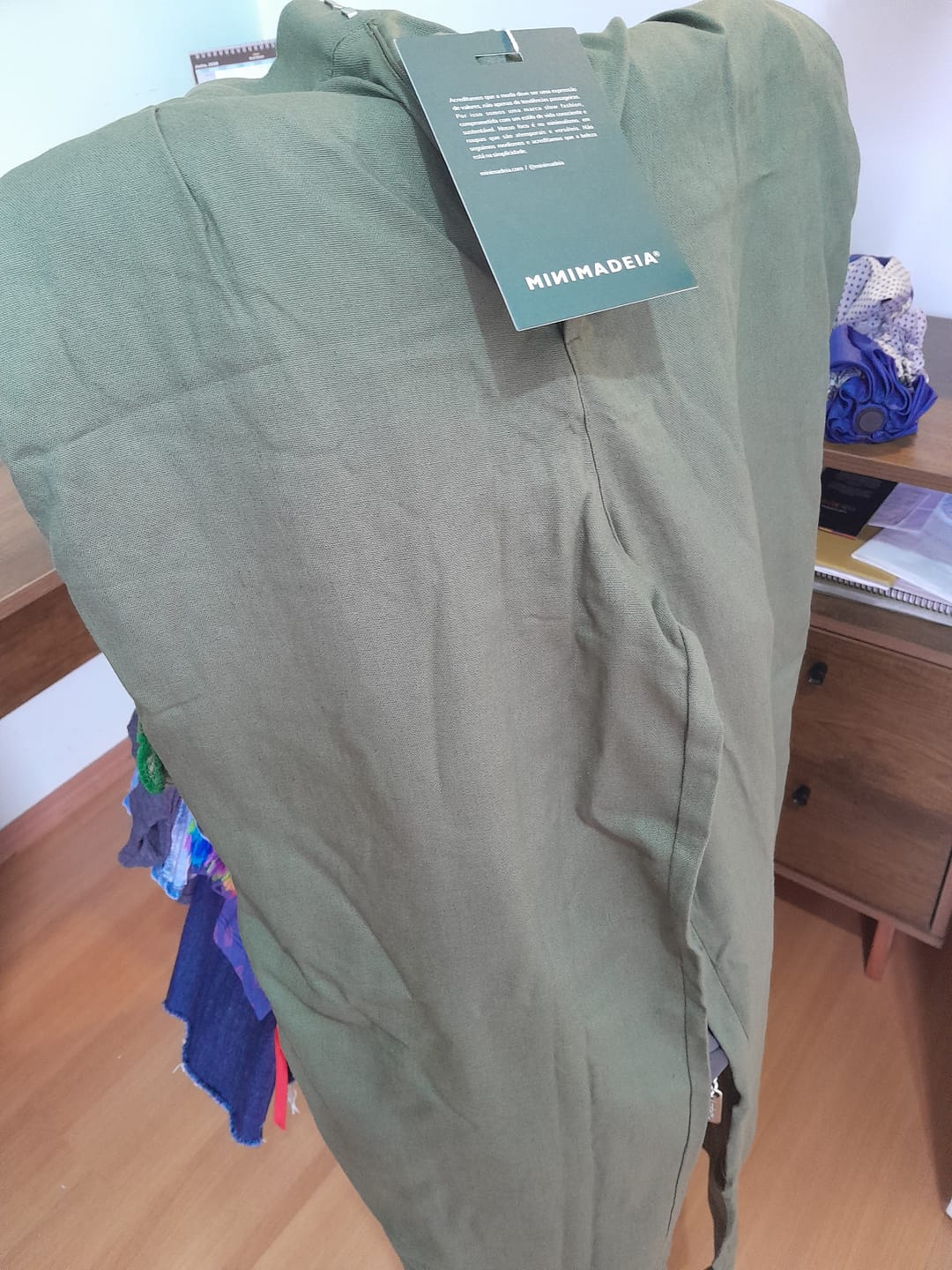 Customer photo review of Calça Slouchy Íris Verde Escuro