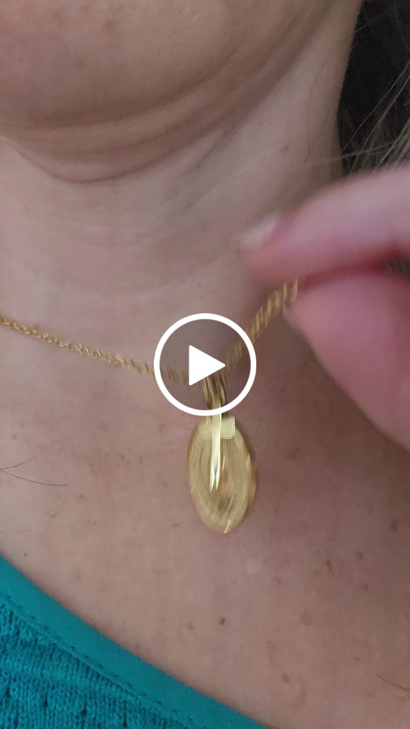 Customer video review of Collar Virgen de Guadalupe