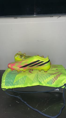 Avis photo d'un client sur Adidas F50 Hyperfast Elite Laceless FG Too Light - Jaune/Noir/Solar Turquoise ÉDITION LIMITÉE