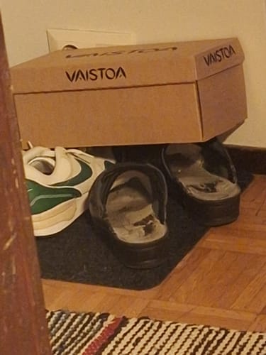 Arvostelijan kuva Vaistoa-merkkisestä kenkälaatikosta, jonka alla on kenkiä lattialla.